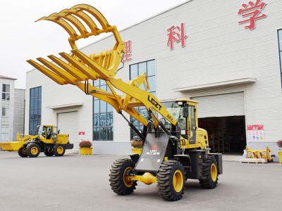 Chargeur sur roues avec ramasseur d'herbe