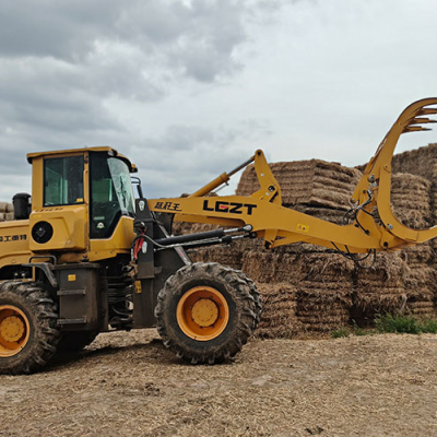 Cargadora de ruedas con horquilla para recoger hierba